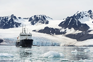 Category Scandinavia Prints: Exploration boat in front of Lilliehook glacier