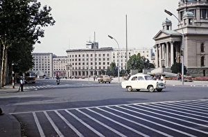 Fahrzeuge im Stadtzentrum vor dem Parlamentsgebaeude, Trg Nikola PaTiC, Serbien, Jugoslawien 1959 - Ford Prefect 100E Auto am naechsten