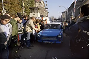 Fall of the Berlin Wall: at the border crossing Invalidenstrasse cars from East Berlin are greeted