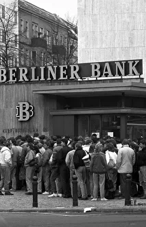 Fall of the Berlin Wall, people standing in line for the 100 DM Begruessungsgeld
