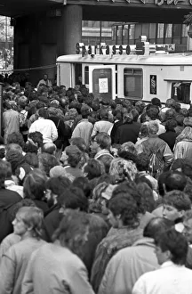 Fall of the Berlin Wall, people standing in line for the 100 DM Begruessungsgeld