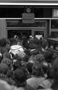 Fall of the Berlin Wall, people standing in line for the 100 DM Begruessungsgeld