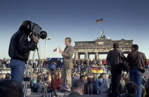 Fall of the Berlin Wall, TV-Reporter at the Brandenburg Gate