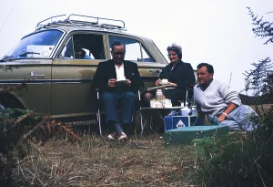 Familienpicknick am Auto, Camping-Gasherd, Mann raucht Pfeife, Grossbritannien 1964