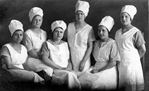 Six female bakers, historic picture from about 1920