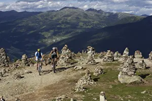 Female and male mountain bikers at Stoanernen Mandlen