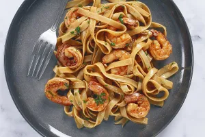 Fettuccine pasta with shrimp, spicy in soy sauce