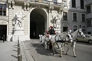 Fiaker, horse drawn carriage, entering the Heldenplatz