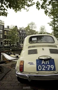 Fiat 500 parks at a Gracht