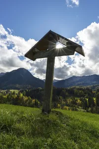 Field cross in the Oytal, behind it the Stillachtal