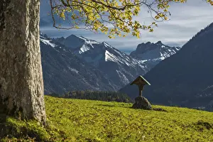 Category Mountain Landscapes Prints: Field cross with the Trettachtal valley behind it