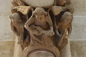 Figure console on the southern nave pillars: angels playing music