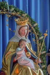 Figure of the Virgin Mary with crown and baby Jesus