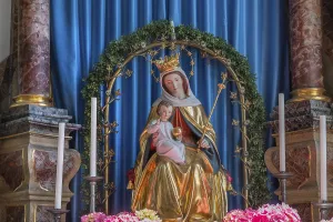Figure of the Virgin Mary with crown and baby Jesus