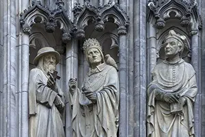 Three figures of saints at the entrance portal in detail