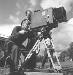 Filming in the 1940s. A cinematographer with his camera. The pictures was taking during the making of the Swedish feature film Haesthandlarens flickor in 1954. the making of the Swedish feature film Haesthandlarens flickor in 1954