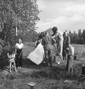 Filming in the 1940s. Filmcrew on set of the movie Ungt blod and actresses Brita Holmberg and Agneta Lagerfelt in an outdoor scene. To the right filmdirector Ivar Johansson