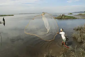 Category Historic EN Prints: Fisherman throwing net in river brahmaputra