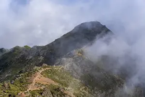 Fog in gorge, view from Pico Ruivo summit