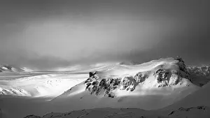 Fog, light and shadow on the snowy summit of Breidamerkurfjall