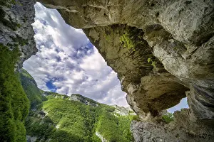 Fontarca cave, Monte Nerone, Apennines