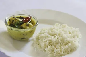 Food, Kadhi pakode and rice made from yoghurt and gram flour