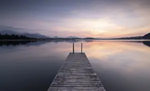 A footbridge stretches across a calm lake (Hopfensee)