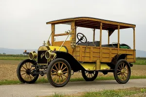 Ford Model T, built in 1910, 4 cylinder