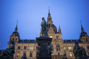 Fountain with monument to Archduke Johann on the main square