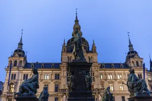 Fountain with monument to Archduke Johann on the main square
