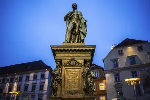Fountain with monument to Archduke Johann on the main square