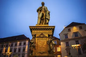 Fountain with monument to Archduke Johann on the main square