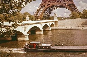 Frachtschiff auf der Seine mit dem Eiffelturm im Hintergrund, Paris, Frankreich, Anfang der 1960er Jahre