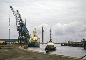 Frachtschiffe und der Schlepper Lady Sybil, Royal Dock mit Grimsby Dock Tower, Grimsby, Lincolnshire, England, UK September 1973
