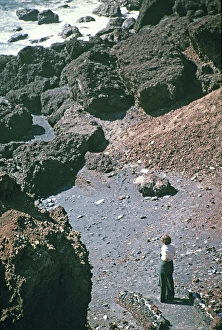 Frau am Strand mit Vulkangestein und Lavastroemen, Lanzarote, Kanarische Inseln, Spanien, 1979
