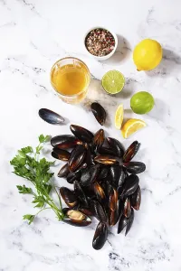 Category Wildlife DE Prints: Fresh mussels scattered on the table