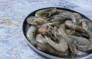 Fresh shrimp, laid out on a round plate