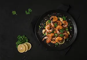 Fried shrimp, headless, with spices