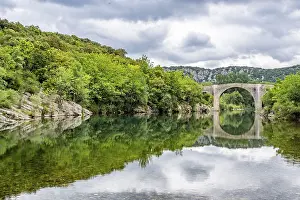 Framed Print : Friedliche Flusslandschaft mit einer alten Steinbrucke Framed Print : Friedliche Flusslandschaft mit einer alten Steinbrucke