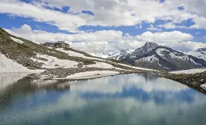 Friesenbergsee with Friesenberghaus in front of snowy mountains
