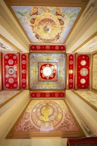 Frog's-eye view: Art gallery with an exhibition of non-traditional artworks