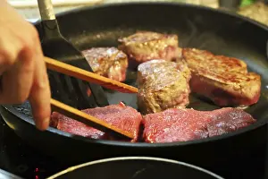 Fry the fillet of beef in a pan