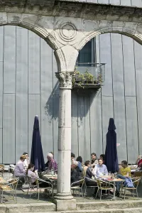 Gastronomy with Roman columns, yard