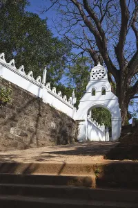 The gate to Dowa Raja Maha Viharaya temple