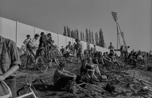 GDR, Berlin, 01.04.1990, participants in a bicycle demonstration on the slope on the former border strip