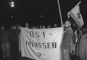 GDR, Berlin, 02. 10. 1990, celebration of reunification on the evening of 2 October at the Brandenburg Gate
