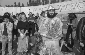 GDR, Berlin, 03. 10. 1990, Foundation of the Autonomous Republic of Utopia at the watchtower at the Spreebogen