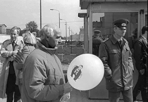 GDR, Berlin, 04. 04. 1990, guard house at the Brunnenstrasse border crossing