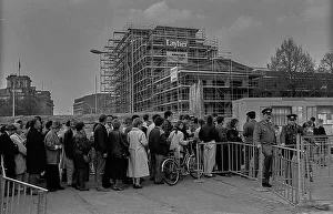 GDR, Berlin, 05.04.1990, border crossing at the Wall at the Brandenburg Gate