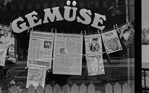 GDR, Berlin, 05.04.1990, vegetable and newspaper shop ??? Brunnenstrasse